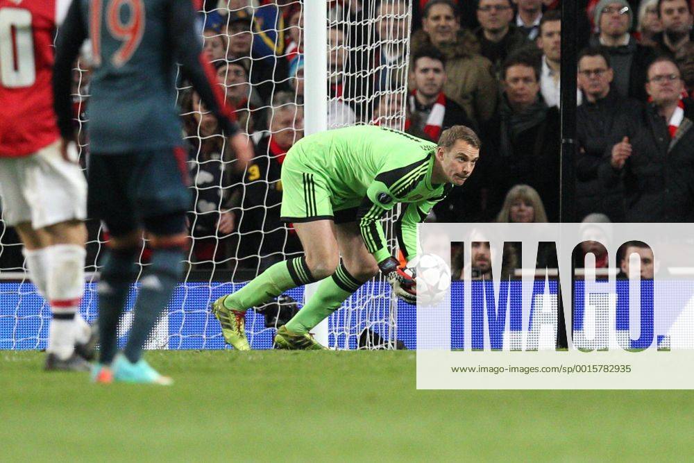 Torwartaktion von Manuel NEUER 1 (FC Bayern München) Arsenal London vs. FC Bayern München, Fussball, Champions League, 19.02.2014 , EP_CKT