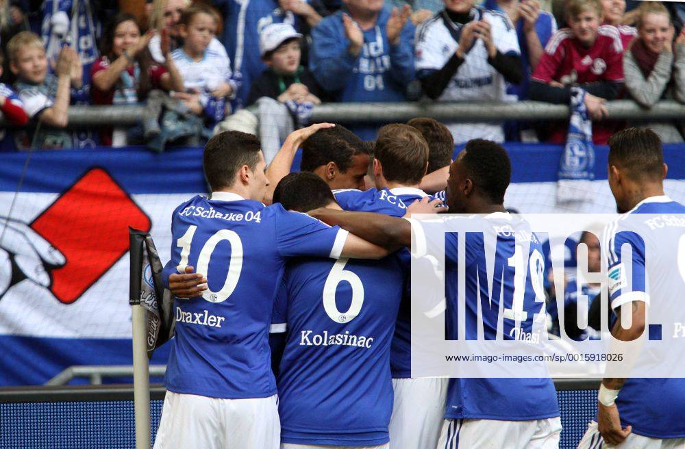 Die Mannschaft freut sich über das Tor von Klaas-Jan Huntelaar (FC Schalke 04) beim BL-Spiel (Saison 2013 14) FC Schalke 04 - 1899 Hoffenheim.