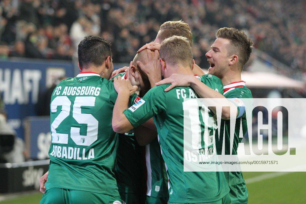 Die Mannschaft freut sich ueber das Tor von Tobias Werner 13 (FC Augsburg) FC Augsburg vs. FC Schalke 04, Fussball, 1.Bundesliga, 14.03.2014 EP_ckt