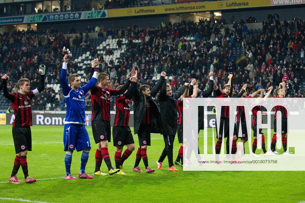 Die Spieler von Eintracht Frankfurt jubeln nach Spielende Fussball 1. Bundesliga, 27. Spieltag, Eintracht Frankfurt (F) - Borussia Mönchengladbach (MG) 1:0, am 26.03.2014 in Frankfurt Deutschland.