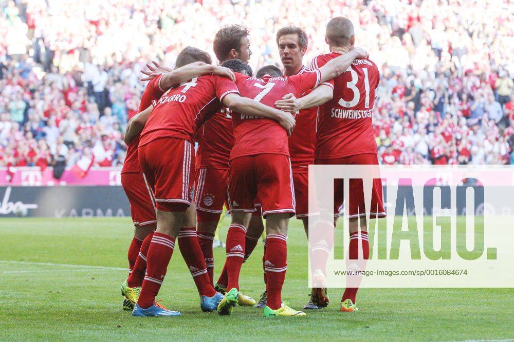 Die Mannschaft freut sich über das Tor von Claudio Pizzarro 14 (FC Bayern München) FC Bayern München vs. TSG 1899 Hoffenheim, Fussball, 1.Bundesliga, 29.3.2014 EP_ckt