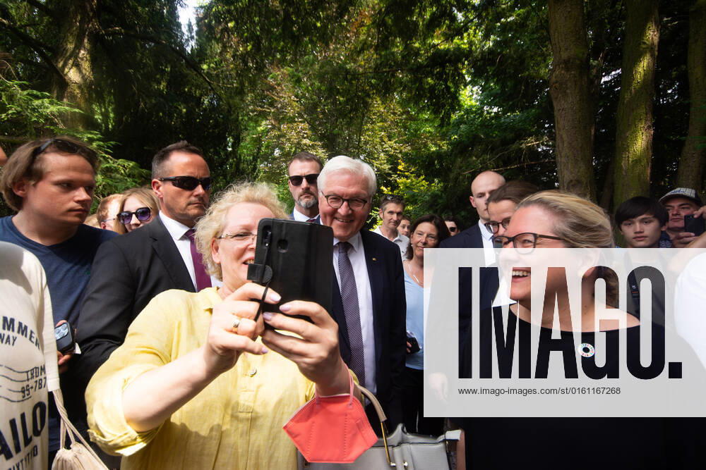 Frank-Walter Steinmeierï¼apresident Of Germany, Visits The Opening Of Villa Hammerschmidt In Bonn Frank-Walter Steinmeierï¼apresident of Germany is seen taking selfie with the visitors during the opening day of Villa Hammerschmidt in Bonn, Germany on June18ï¼a2022 Bonn Germany