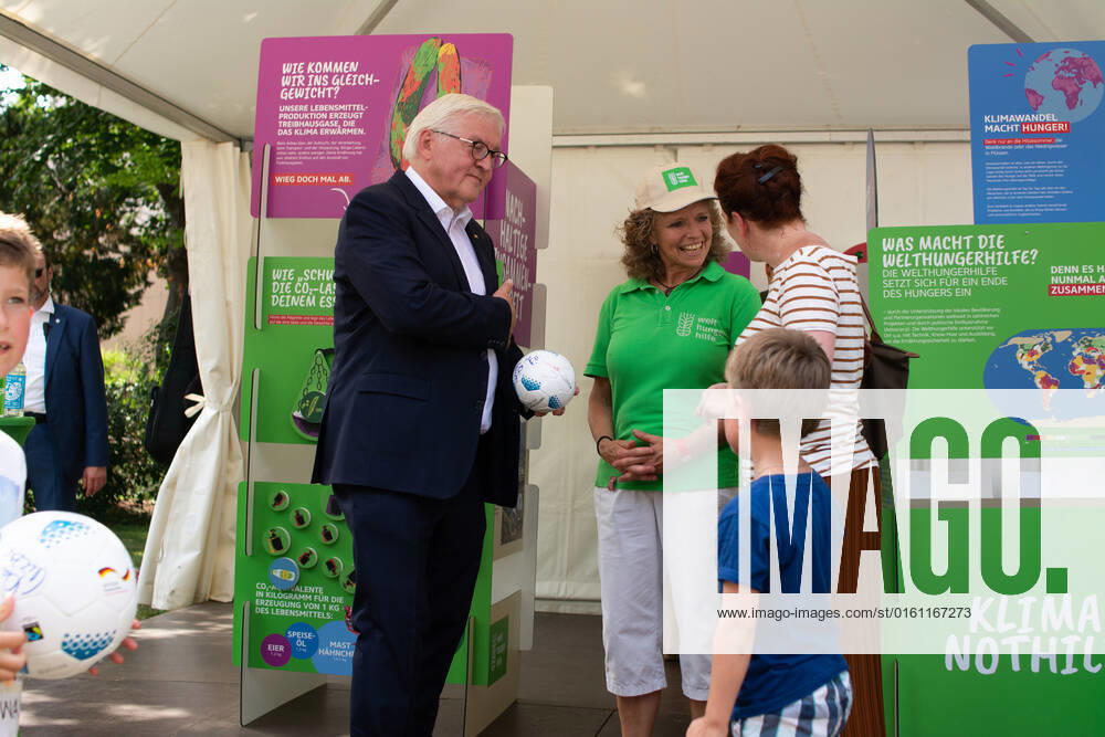 Frank-Walter Steinmeierï¼apresident Of Germany, Visits The Opening Of Villa Hammerschmidt In Bonn Frank-Walter Steinmeierï¼apresident of Germany is seen visiting UN wolrd Food program information booth and talk to a staff during the opening day of Villa Hammerschmidt in Bonn, Germany on June18ï¼a2022 Bonn Germany