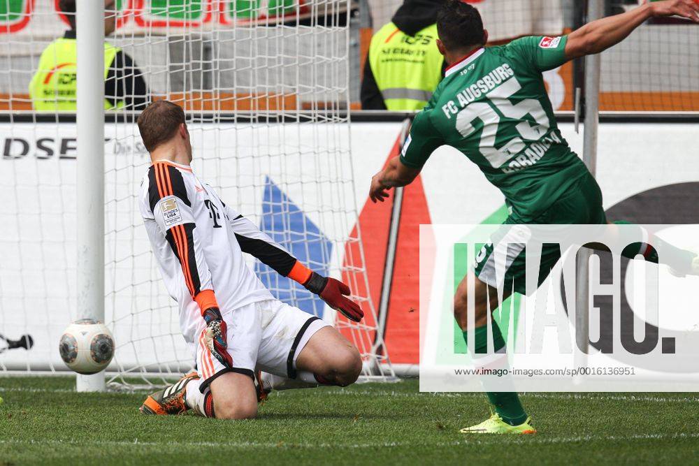 Torwartaktion von Manuel Neuer 1 (FC Bayern München), Raul Bobadilla 25 (FC Augsburg) FC Augsburg vs. FC Bayern München, Fussball, 1.Bundesliga, 05.04.2014 EP_ckt