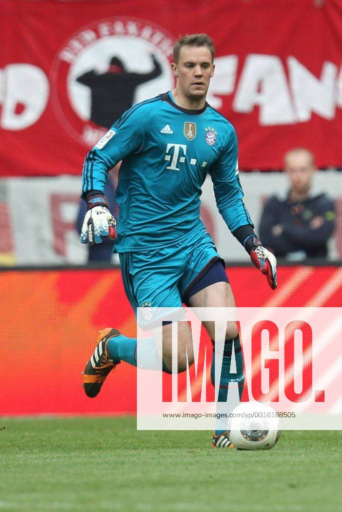 Torwartaktion von Manuel Neuer 1 (FC Bayern München) FC Bayern München vs. Borussia Dortmund, Fussball, 1.Bundesliga, 12.4.2014 EP_ckt