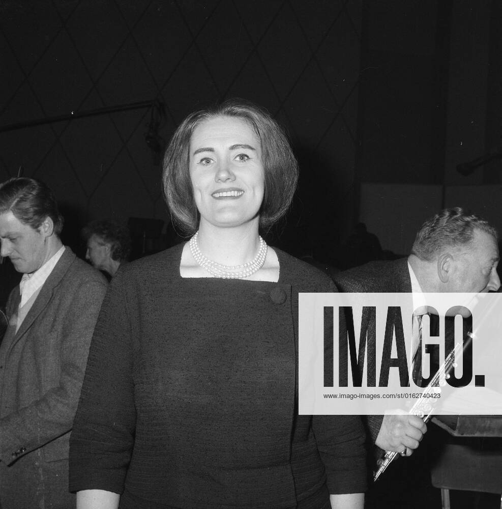 Anefo photo collection. Joan Sutherland in Concertgebouw led by Fulvio Vernizzi (conductor). February 25, 1962