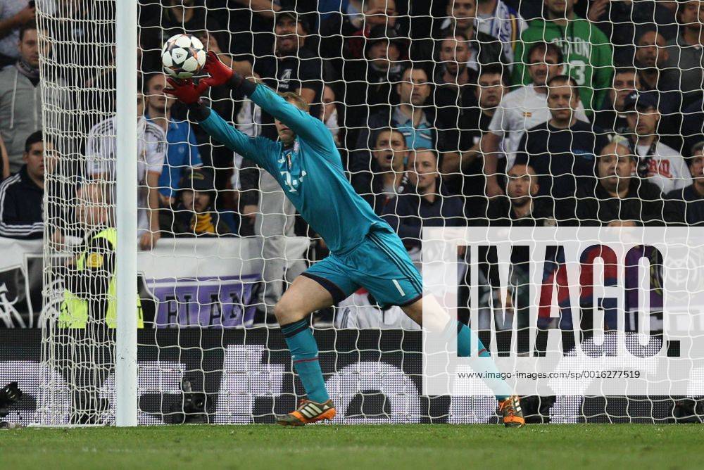 Torwartaktion von Manuel Neuer 1 (FC Bayern Muenchen) Real Madrid vs. FC Bayern Muenchen, Fussball, Champions League, 23.04.2014 EP_CKT