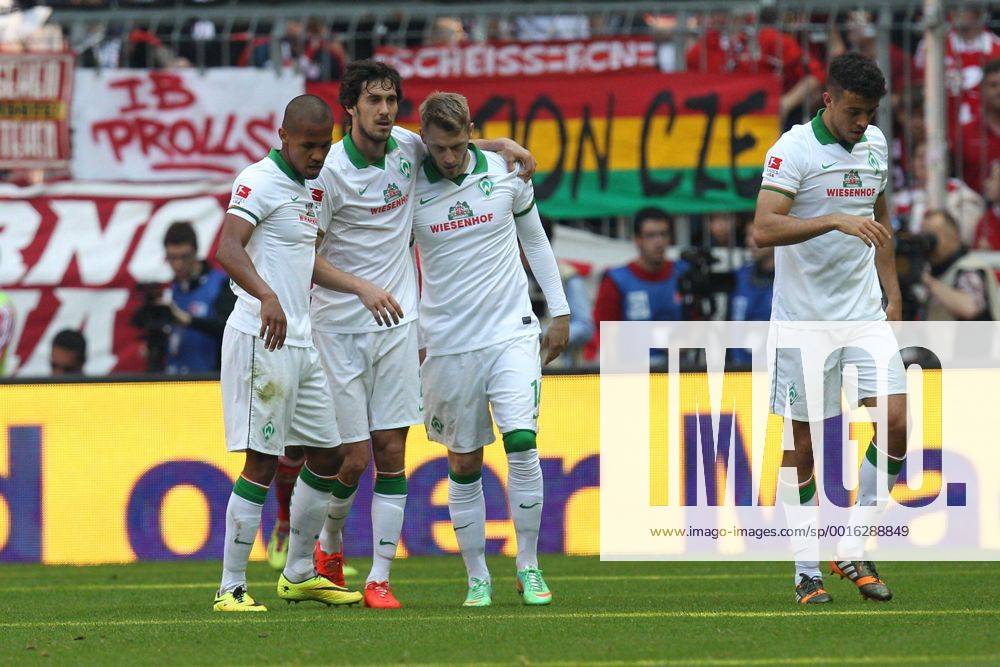 Die Mannschaft freut sich ueber das Tor von Aaron Hunt 14 (SV Werder Bremen) FC Bayern Muenchen vs. SV Werder Bremen, Fussball, 1.Bundesliga, 26.4.2014 EP_ckt