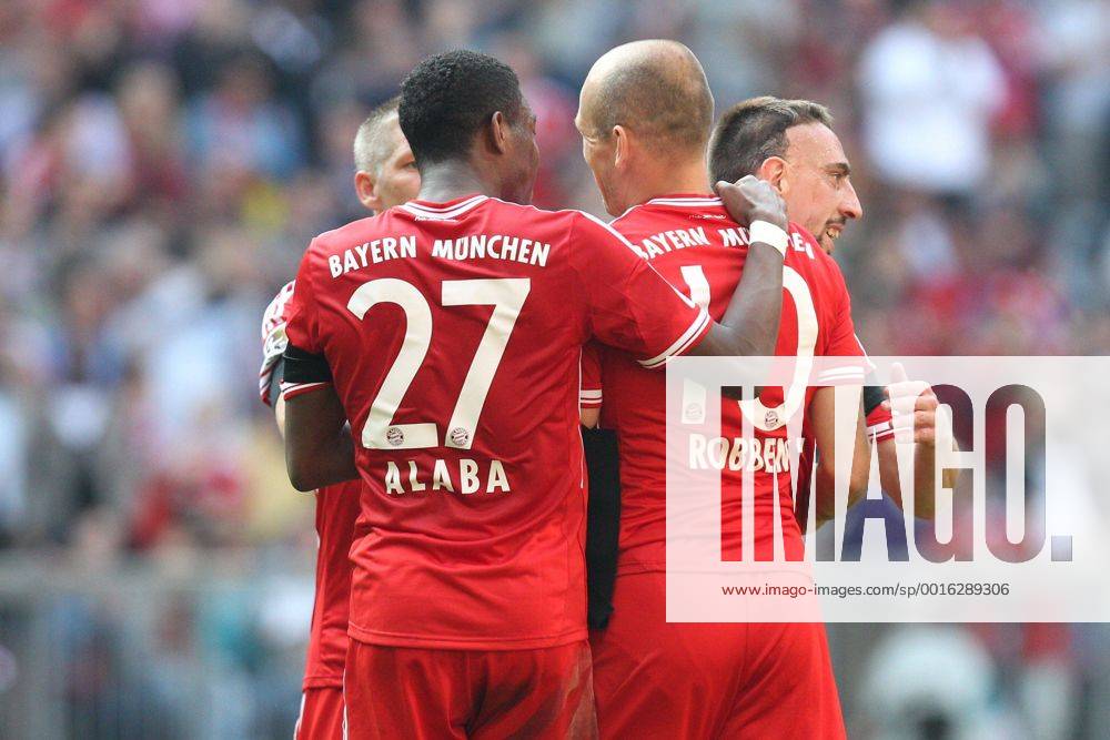 Die Mannschaft freut sich ueber das Tor von Arjen Robben 10 (FC Bayern Muenchen) FC Bayern Muenchen vs. SV Werder Bremen, Fussball, 1.Bundesliga, 26.4.2014 EP_ckt