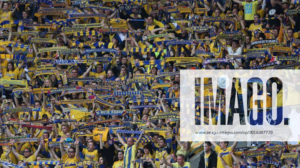 FUSSBALL 1. BUNDESLIGA EINTRACHT BRAUNSCHWEIG, 10.05.2014, - Nach dem Spielende singen die Braunschweigger Fans für ihre Mannschaft. Eintracht Braunschweig 10.05.2014