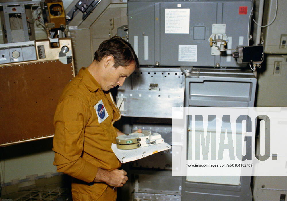 S73-32848 (10 Sept. 1973) --- Scientist-astronaut Edward G. Gibson, science pilot for the third manned Skylab mission (Skylab 4), reads the markings on a magazine of 400 feet of film for the 16mm Data Acquisition Camera (DAC), during a training exercise in the Orbital Workshop (OWS) trainer at Johnson Space Center.