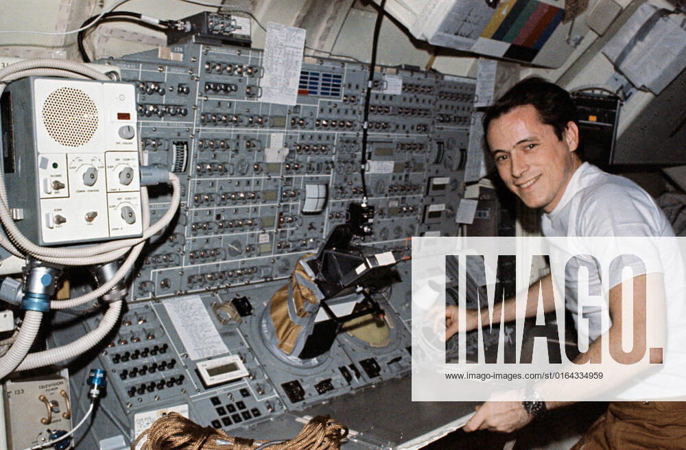 S74-17306 (5 Dec. 1973) --- Scientist-astronaut Edward G. Gibson, Skylab 4 science pilot, stands at the Apollo Telescope Mount (ATM) console in the Multiple Docking Adapter (MDA) of the Skylab space station cluster in Earth orbit. This picture was taken with a hand-held 35mm Nikon camera. The ATM console was one of the busiest areas of the space station during the 84-day third manned Skylab mission, as Comet Kohoutek and solar activity were closely followed by the ATM and monitored by the crewmen from the ATM console. As Gibson demonstrated during a television transmission on Dec. 5, 1973, the ATM console controls several instruments on the solar telescope. Joining Gibson for the record-setting Skylab 4 mission were astronauts Gerald P. Car