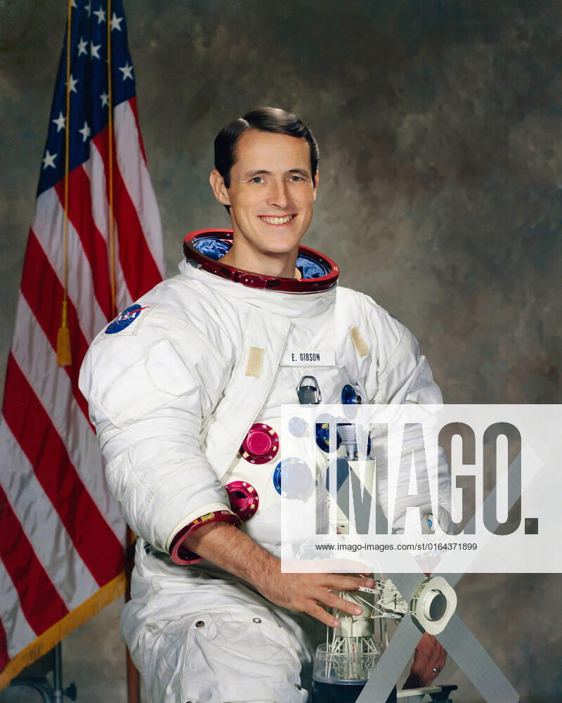 S71-52275 (1971) --- Astronaut Edward G. Gibson.