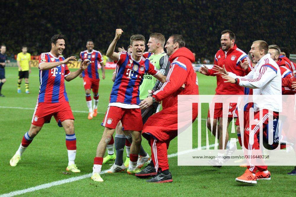 Die Mannschaft freut sich ueber das Tor von Thomas Mueller 25 (FC Bayern München) Borussia Dortmund vs. FC Bayern München, DFB-Pokalfinale, Fussball, 17.05.2014, EP_CKT