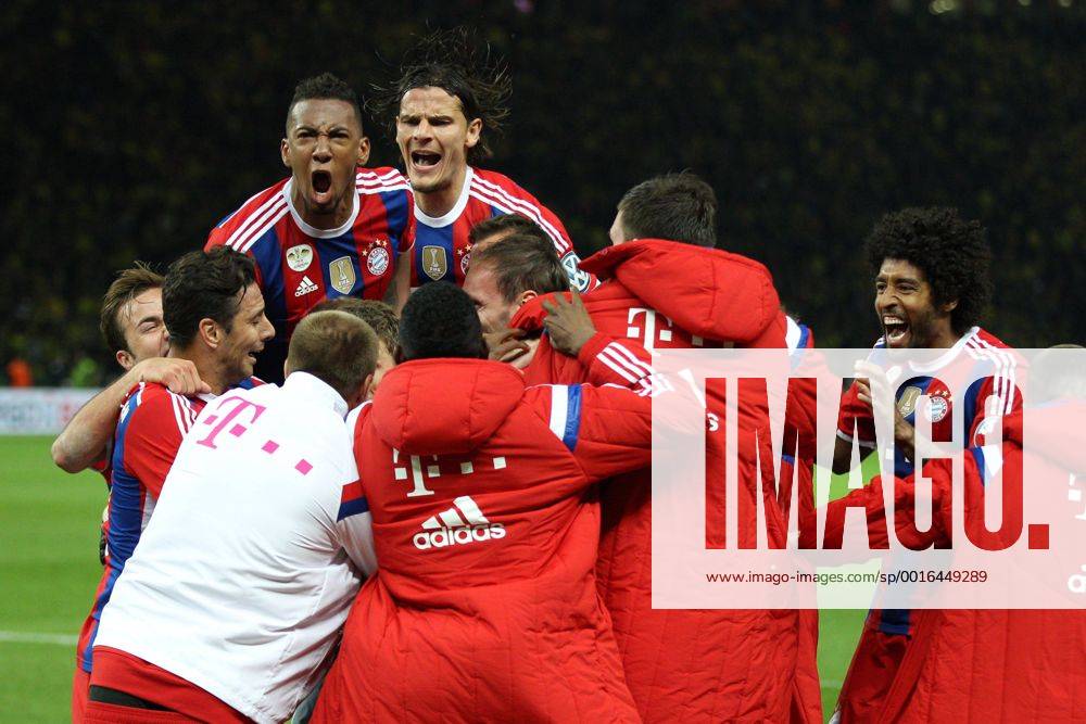 Die Mannschaft freut sich ueber das Tor von Thomas Mueller 25 (FC Bayern München), Jerome Boateng 17 (FC Bayern München), Daniel Van Buyten 5 (FC Bayern München) Borussia Dortmund vs. FC Bayern München, DFB-Pokalfinale, Fussball, 17.05.2014, EP_CKT