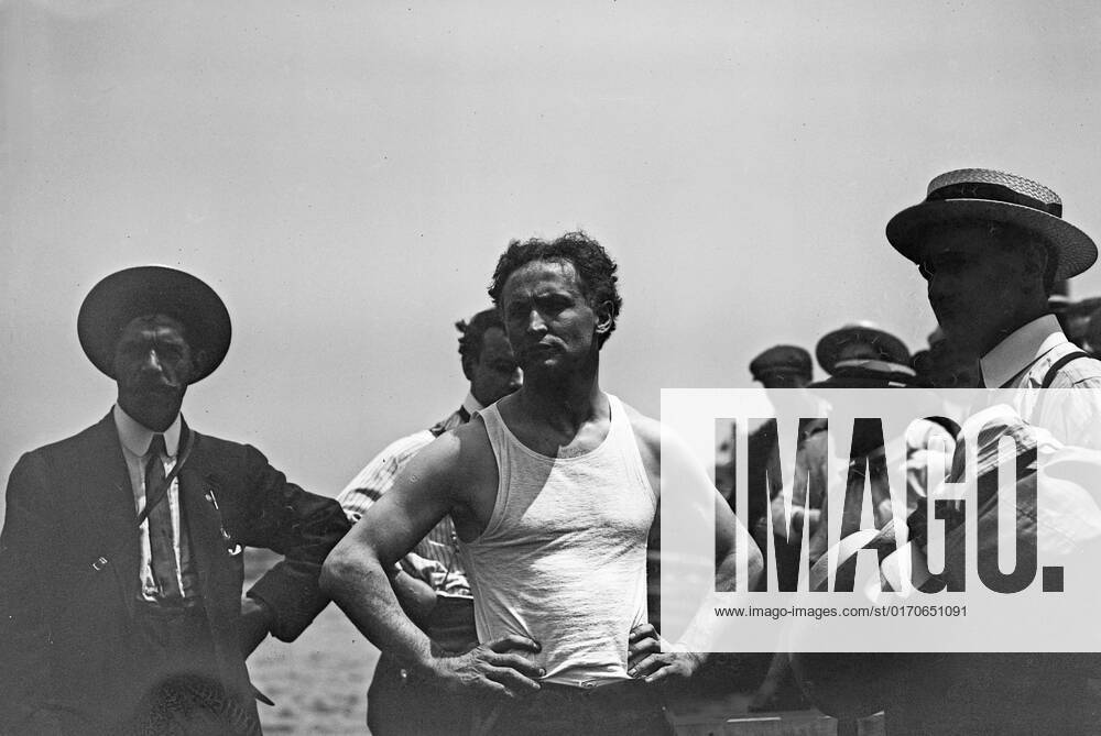 Escape artist Harry Houdini ca. 1910-1915 . 1062_05_M_-4821-