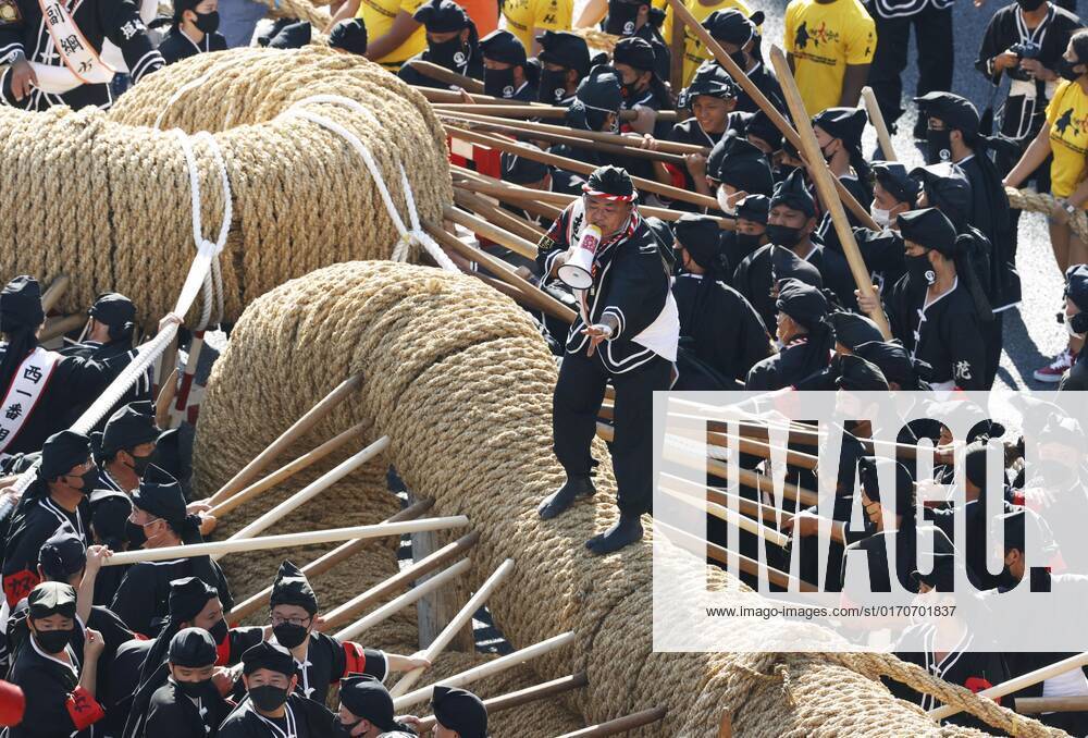 Tug-of-war festival in Okinawa People pull a 160-meter rope on a national road in the Okinawa Prefecture capital of Naha on Oct. 9, 2022. Okinawa s traditional tug-of-war festival resumed following a two-year hiatus due to the COVID-19 pandemic. A14AA0001344481P
