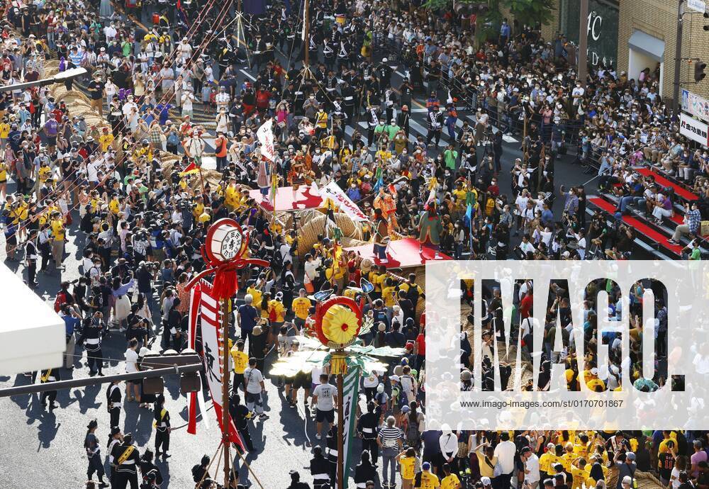 Tug-of-war festival in Okinawa People pull a 160-meter rope on a national road in the Okinawa Prefecture capital of Naha on Oct. 9, 2022. Okinawa s traditional tug-of-war festival resumed following a two-year hiatus due to the COVID-19 pandemic. A14AA0001344483P