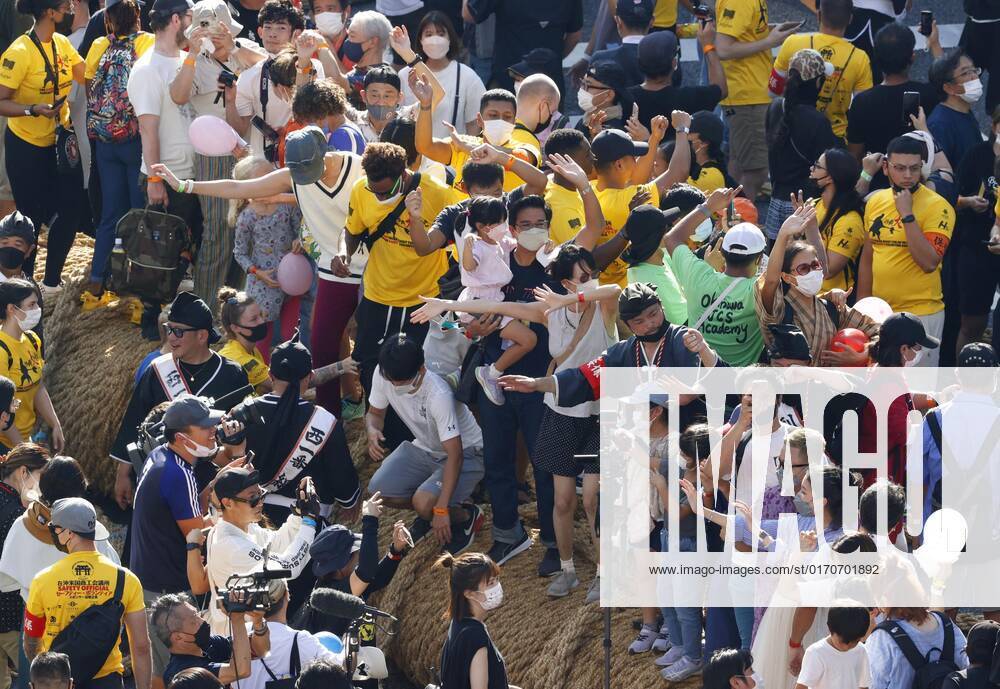Tug-of-war festival in Okinawa People pull a 160-meter rope on a national road in the Okinawa Prefecture capital of Naha on Oct. 9, 2022. Okinawa s traditional tug-of-war festival resumed following a two-year hiatus due to the COVID-19 pandemic. A14AA0001344484P