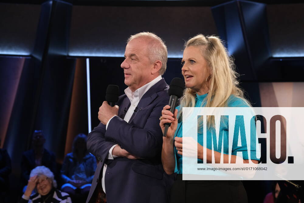 Hubertus Meyer Burckhardt and Barbara Schöneberger at the photo session of the NDR Talk Show in the TV studio Hamburg Lokstedt on 21 10 2022 before the broadcast on NDR television N3