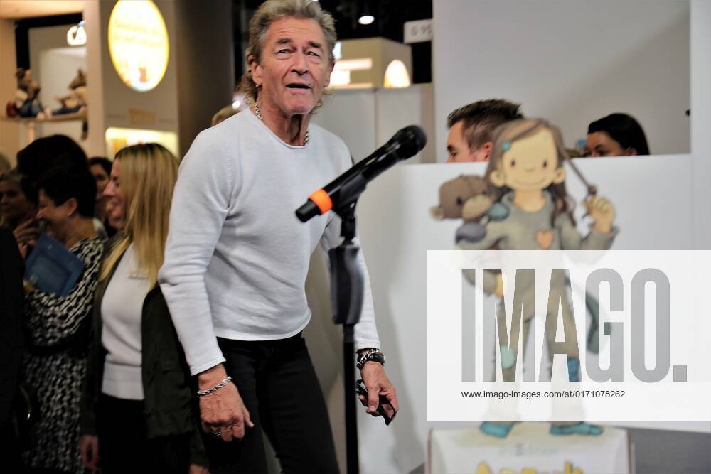 Frankfurt am Main, Fair Frankfurt Book Fair 2022 Impressions Big crowd at the stand Hendrikje Balsmeyer and Peter Maffay are not only life partners but also the authors of the childrens book series Anouk Picture shows Peter Maffay amazed and delighted by the big crowd HP