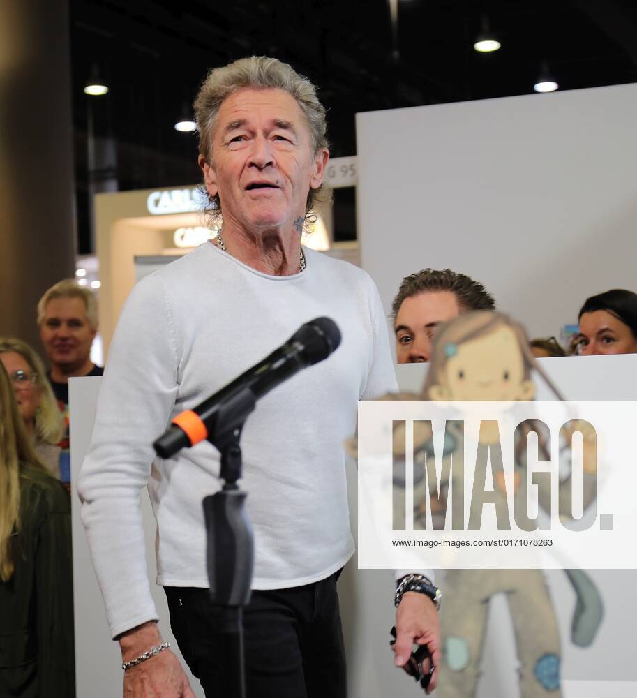 Frankfurt am Main, Fair Frankfurt Book Fair 2022 Impressions Big crowd at the stand Hendrikje Balsmeyer and Peter Maffay are not only life partners but also the authors of the childrens book series Anouk Picture shows Peter Maffay amazed and delighted by the big crowd HP
