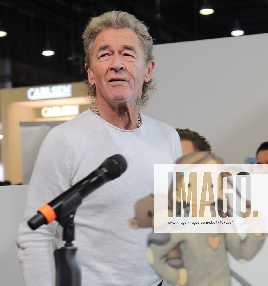 Frankfurt am Main, Fair Frankfurt Book Fair 2022 Impressions Big crowd at the stand Hendrikje Balsmeyer and Peter Maffay are not only life partners but also the authors of the childrens book series Anouk Picture shows Peter Maffay amazed and delighted by the big crowd HP