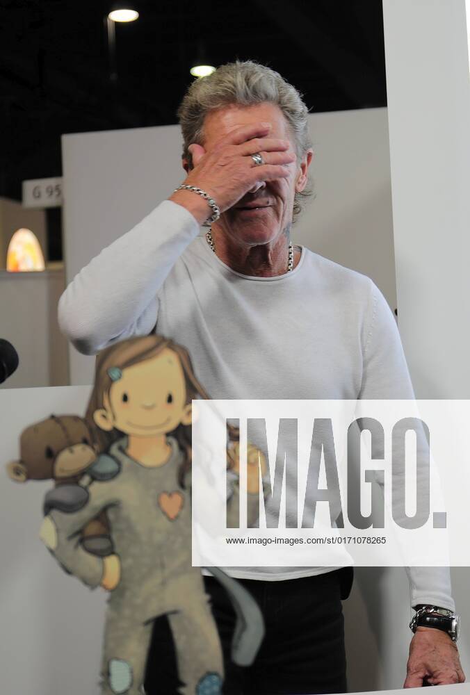 Frankfurt am Main, Fair Frankfurt Book Fair 2022 Impressions Big crowd at the stand Hendrikje Balsmeyer and Peter Maffay are not only life partners but also the authors of the childrens book series Anouk Picture shows Peter Maffay amazed and delighted by the big crowd HP