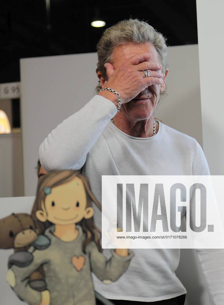 Frankfurt am Main, Fair Frankfurt Book Fair 2022 Impressions Big crowd at the stand Hendrikje Balsmeyer and Peter Maffay are not only life partners but also the authors of the childrens book series Anouk Picture shows Peter Maffay amazed and delighted by the big crowd HP