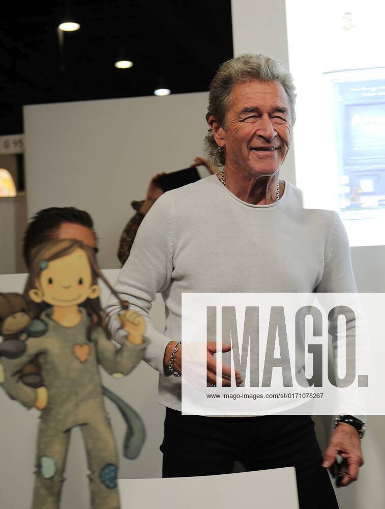 Frankfurt am Main, Fair Frankfurt Book Fair 2022 Impressions Big crowd at the stand Hendrikje Balsmeyer and Peter Maffay are not only life partners but also the authors of the childrens book series Anouk Picture shows Peter Maffay amazed and delighted by the big crowd HP