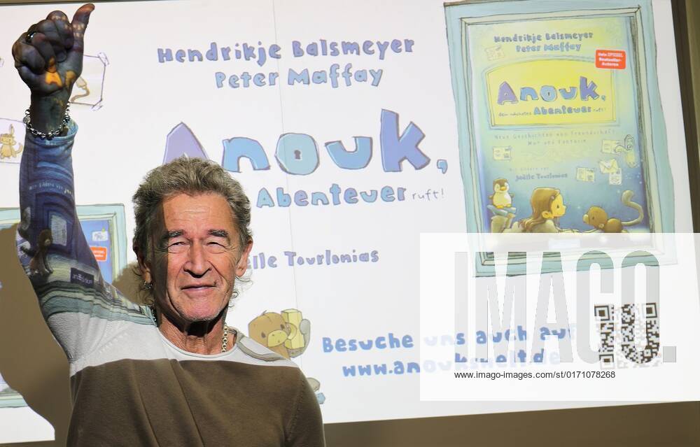 Frankfurt am Main, Fair Frankfurt Book Fair 2022 Impressions Big crowd at the stand Hendrikje Balsmeyer and Peter Maffay are not only life partners but also the authors of the childrens book series Anouk Picture shows Peter Maffay amazed and delighted by the big crowd HP