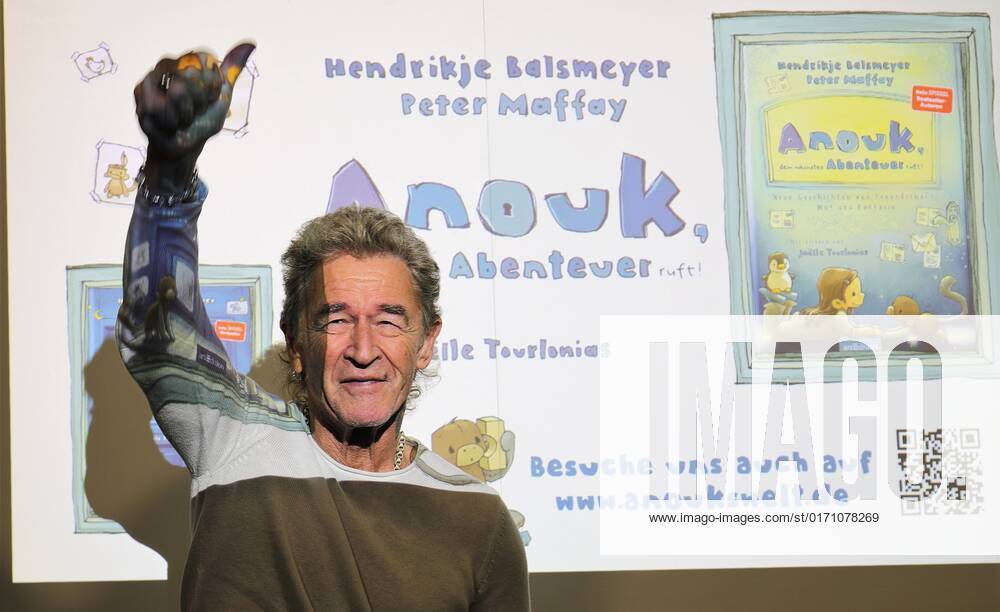 Frankfurt am Main, Fair Frankfurt Book Fair 2022 Impressions Big crowd at the stand Hendrikje Balsmeyer and Peter Maffay are not only life partners but also the authors of the childrens book series Anouk Picture shows Peter Maffay amazed and delighted by the big crowd HP