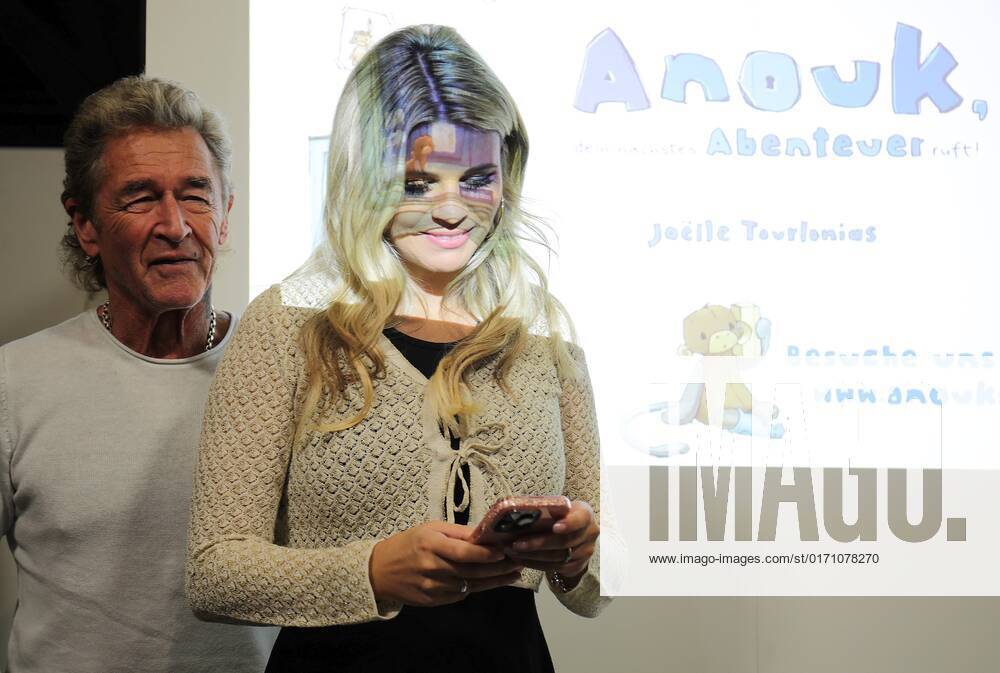 Frankfurt am Main, Fair Frankfurt Book Fair 2022 Impressions Big crowd at the stand Hendrikje Balsmeyer and Peter Maffay are not only life partners but also the authors of the childrens book series Anouk Picture shows Peter Maffay and life partner Hendrikje Balsmeyer HP