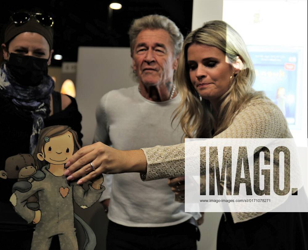 Frankfurt am Main, Fair Frankfurt Book Fair 2022 Impressions Big crowd at the stand Hendrikje Balsmeyer and Peter Maffay are not only life partners but also the authors of the childrens book series Anouk Picture shows Peter Maffay and life partner Hendrikje Balsmeyer HP