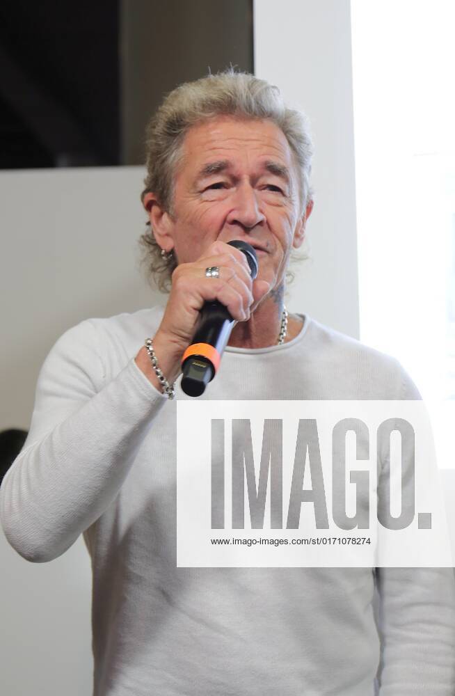 Frankfurt am Main, Fair Frankfurt Book Fair 2022 Impressions Big crowd at the stand Hendrikje Balsmeyer and Peter Maffay are not only life partners but also the authors of the childrens book series Anouk Picture shows Peter Maffay amazed and delighted by the big crowd HP