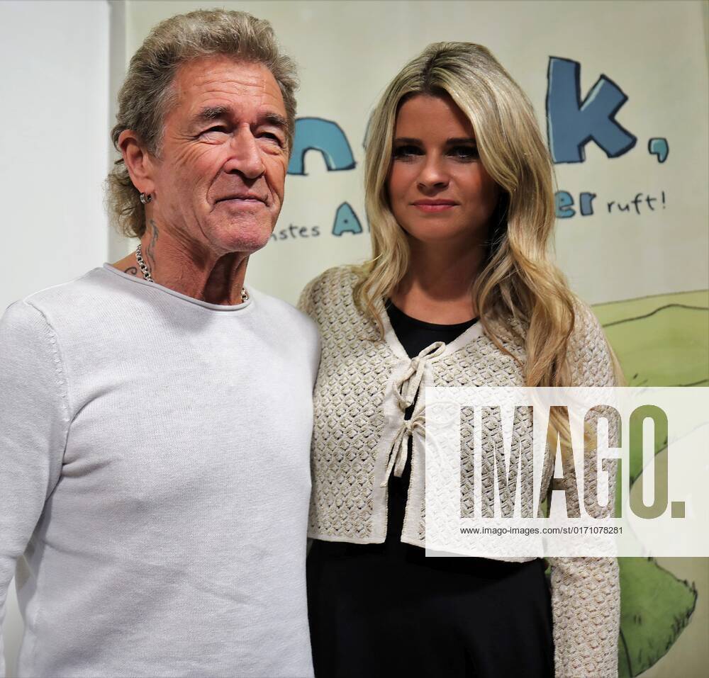 Frankfurt am Main, Fair Frankfurt Book Fair 2022 Impressions Big crowd at the stand Hendrikje Balsmeyer and Peter Maffay are not only life partners but also the authors of the childrens book series Anouk Picture shows Peter Maffay and life partner Hendrikje Balsmeyer HP