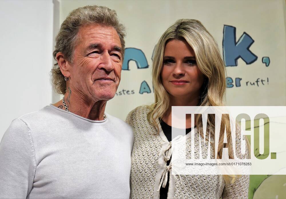 Frankfurt am Main, Fair Frankfurt Book Fair 2022 Impressions Big crowd at the stand Hendrikje Balsmeyer and Peter Maffay are not only life partners but also the authors of the childrens book series Anouk Picture shows Peter Maffay and life partner Hendrikje Balsmeyer HP