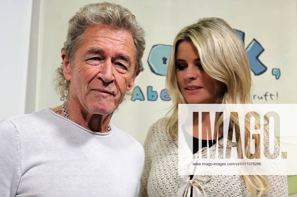 Frankfurt am Main, Fair Frankfurt Book Fair 2022 Impressions Big crowd at the stand Hendrikje Balsmeyer and Peter Maffay are not only life partners but also the authors of the childrens book series Anouk Picture shows Peter Maffay and life partner Hendrikje Balsmeyer HP