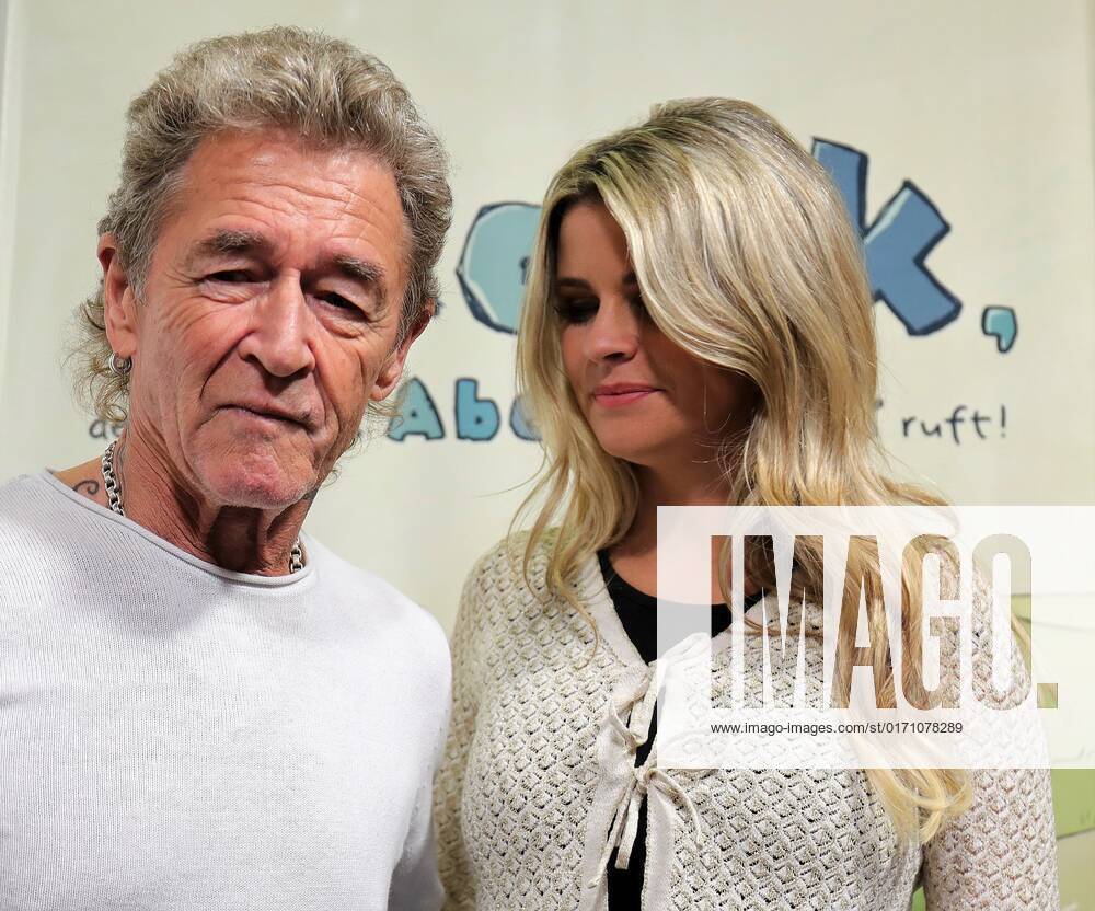 Frankfurt am Main, Fair Frankfurt Book Fair 2022 Impressions Big crowd at the stand Hendrikje Balsmeyer and Peter Maffay are not only life partners but also the authors of the childrens book series Anouk Picture shows Peter Maffay and life partner Hendrikje Balsmeyer HP
