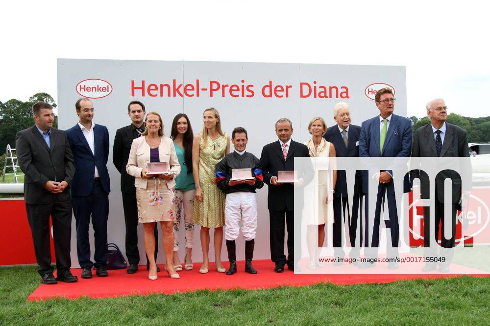 Düsseldorf, Nordrhein-Westfalen, GER - Siegerehrung. Feodora mit Mirco Demuro gewinnt den 156. Preis der Diana. Galopprennbahn Duesseldorf-Grafenberg. (Siegerehrung, Feodora, Demuro, Sieg) 520SH030814DUESSELDORF