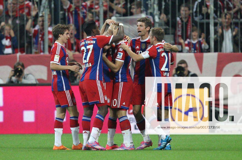 Die Mannschaft freut sich über das Tor von Arjen Robben 10 (FC Bayern München) FC Bayern München vs. VfL Wolfsburg, Fussball, 1.Bundesliga, 22.8.2014 EP_ckt