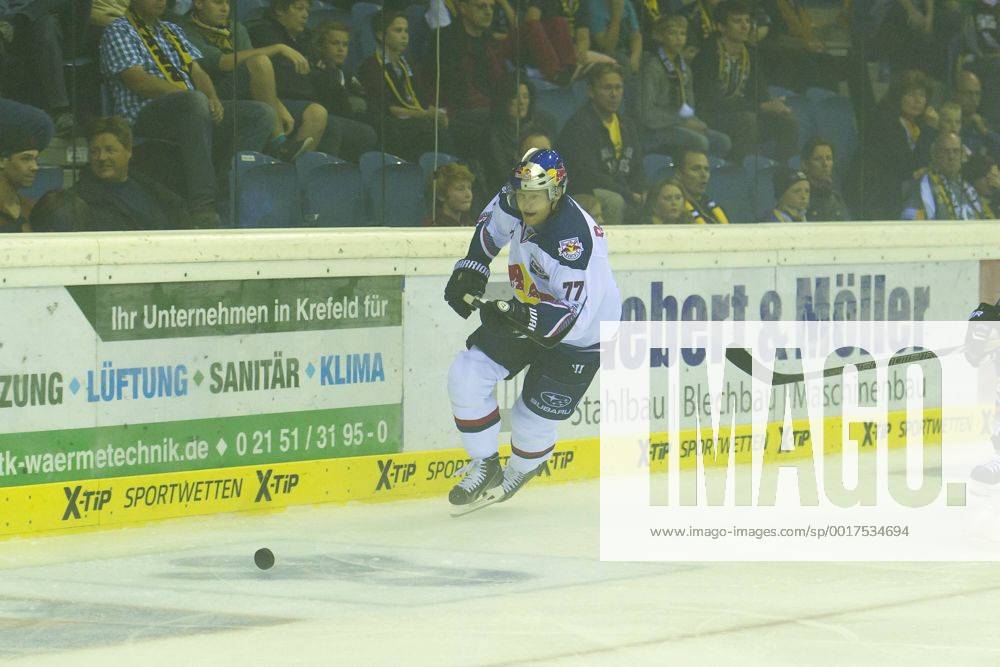 Krefeld, Deutschland 19. September 2014: 1. Bundesliga 14 15 - Krefeld Pinguine vs. EHC Red Bull Muenchen. Ulrich Maurer (Muenchen) ot