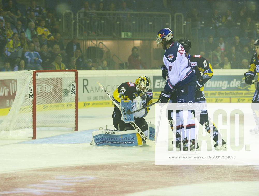 Krefeld, Deutschland 19. September 2014: 1. Bundesliga 14 15 - Krefeld Pinguine vs. EHC Red Bull Muenchen. Tomas Duba (Krefeld),Felix Schuetz (Muenchen),Joshua Meyers (Krefeld) ot