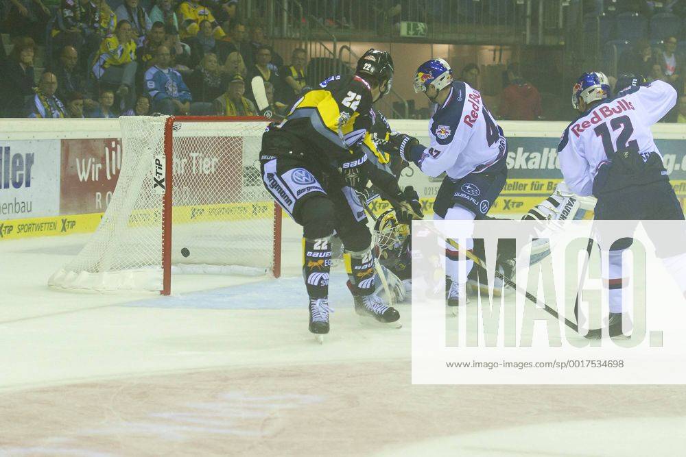 Krefeld, Deutschland 19. September 2014: 1. Bundesliga 14 15 - Krefeld Pinguine vs. EHC Red Bull Muenchen. Tor zum 0:2 für Muenchen durch Mads Christensen (Muenchen) ot