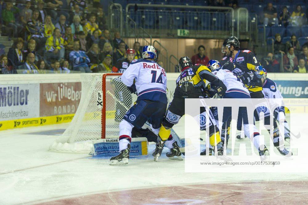 Krefeld, Deutschland 19. September 2014: 1. Bundesliga 14 15 - Krefeld Pinguine vs. EHC Red Bull Muenchen. turbolenzen vor den Tor der Krefelder. ot