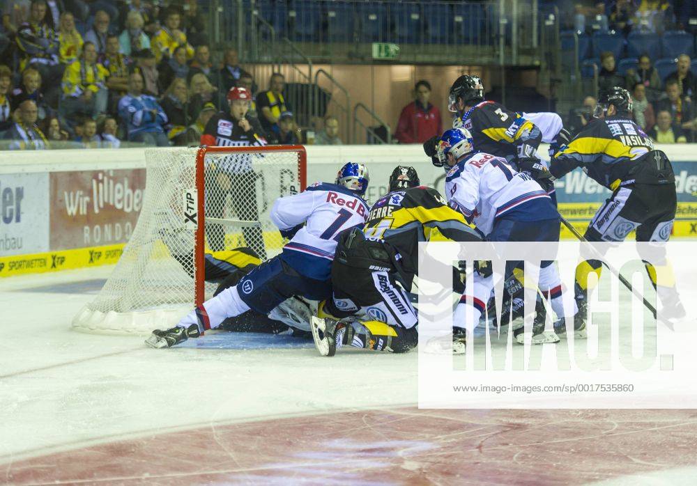 Krefeld, Deutschland 19. September 2014: 1. Bundesliga 14 15 - Krefeld Pinguine vs. EHC Red Bull Muenchen. turbolenzen vor den Tor der Krefelder. ot