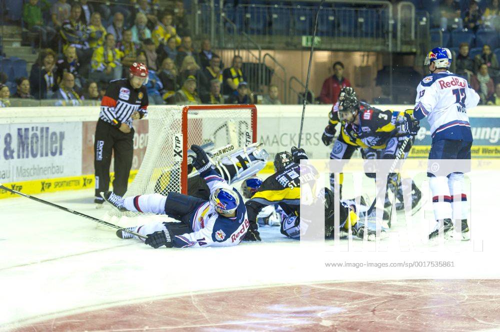 Krefeld, Deutschland 19. September 2014: 1. Bundesliga 14 15 - Krefeld Pinguine vs. EHC Red Bull Muenchen. turbolenzen vor den Tor der Krefelder. ot