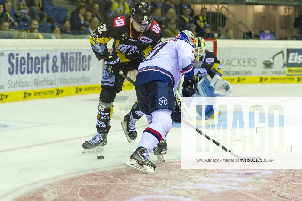 Krefeld, Deutschland 19. September 2014: 1. Bundesliga 14 15 - Krefeld Pinguine vs. EHC Red Bull Muenchen. Daryl Boyle (Muenchen) ot
