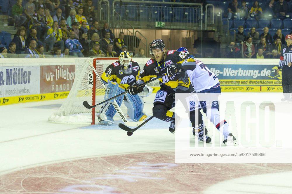 Krefeld, Deutschland 19. September 2014: 1. Bundesliga 14 15 - Krefeld Pinguine vs. EHC Red Bull Muenchen. Robin Weihager (Krefeld) im Zweikampf gegen Ulrich Maurer (Muenchen) ot