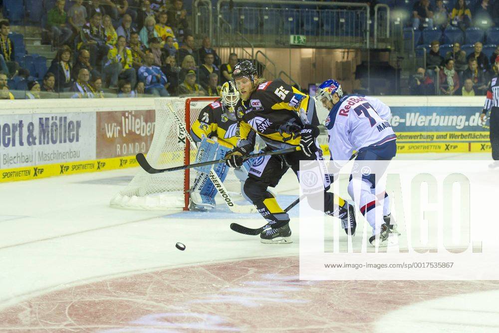 Krefeld, Deutschland 19. September 2014: 1. Bundesliga 14 15 - Krefeld Pinguine vs. EHC Red Bull Muenchen. Robin Weihager (Krefeld) im Zweikampf gegen Ulrich Maurer (Muenchen) ot
